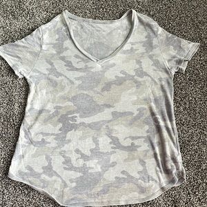 American Eagle Soft & Sexy Green Camo V-Neck Top Size M